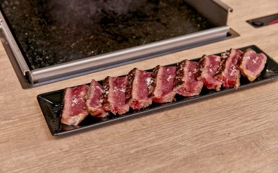 RECETA DE CHULETÓN DE VACA A LA PLANCHA DE PIEDRA VOLCÁNICA CON PIMIENTOS DEL PIQUILLO